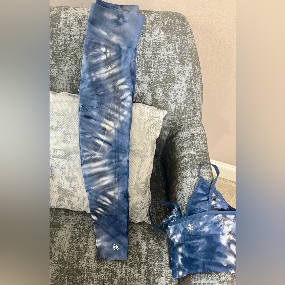 Tory Burch Sport Blue Tie-Dye Leggings sets 
Size :S/P